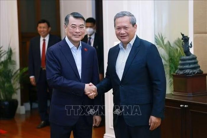 Thủ tướng Lê Minh Hưng và Thủ tướng Campuchia Hun Manet, sáng 10/10. Ảnh: Dương Giang/TTXVN