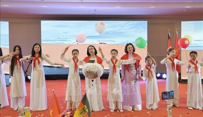 Bà Trương Thu Hương, Phu nhân Đại sứ, tham gia tiết mục múa cùng các cháu nhỏ.