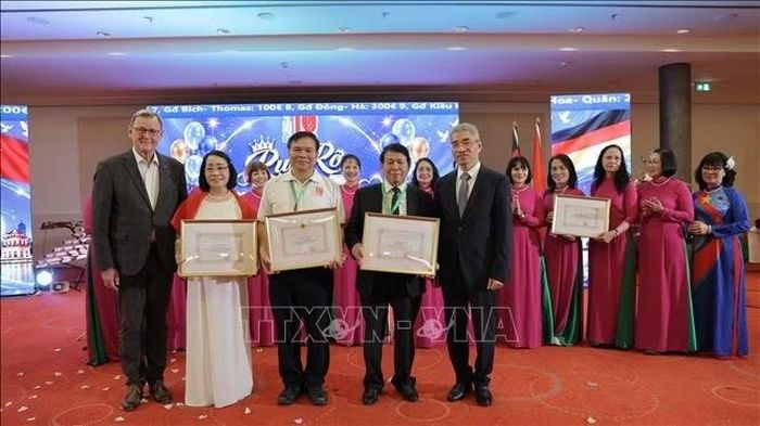 Đại sứ Nguyễn Đắc Thành tuyên dương ban lãnh đạo CLB Tháng Mười vì những đóng góp trong tuyên truyền quảng bá văn hoá Việt Nam tại CHLB Đức.
