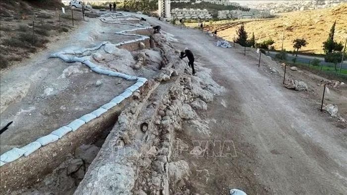 Đoạn dẫn nước được phát hiện trong cuộc khai quật. Ảnh: TTXVN phát