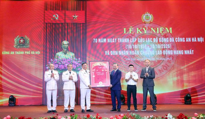 Câu lạc bộ Công an Hà Nội tặng Tổng Bí thư, Chủ tịch nước Tô Lâm chiếc áo thi đấu truyền thống của đội bóng. Ảnh: CAHN.