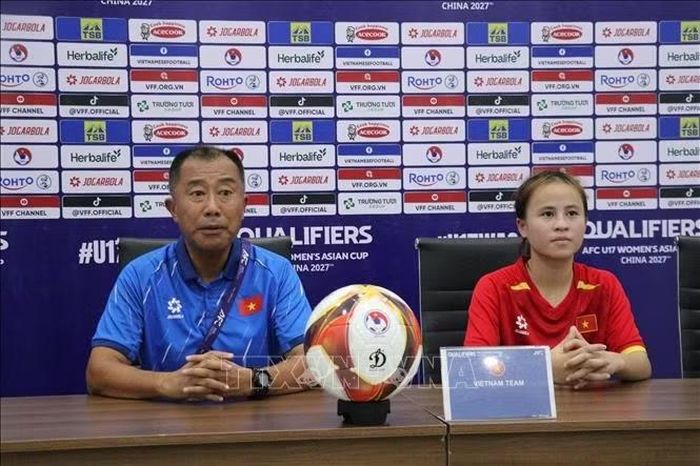 Huấn luyện viên trưởng U17 nữ Việt Nam Okiyama Masahiko tại buổi họp báo sau trận đấu. Ảnh: Huỳnh Sơn/TTXVN