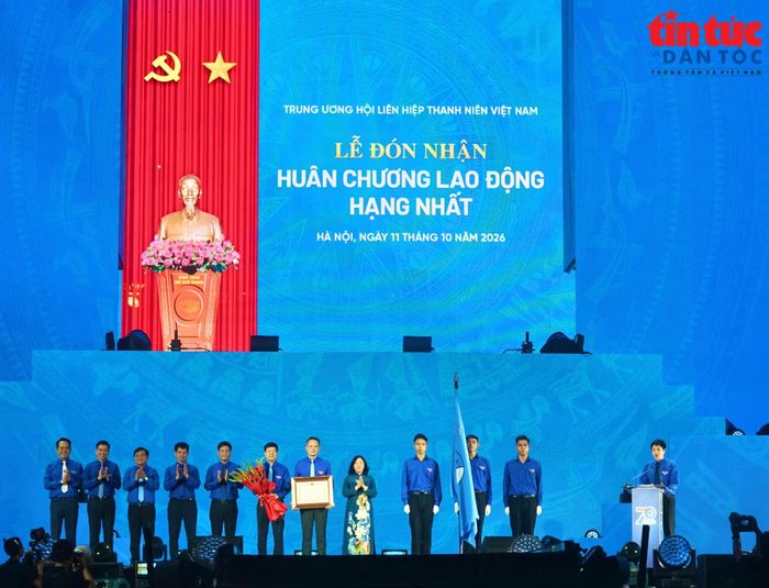 Trung ương Hội Liên hiệp Thanh niên Việt Nam đón nhận Huân chương Lao động hạng Nhất.