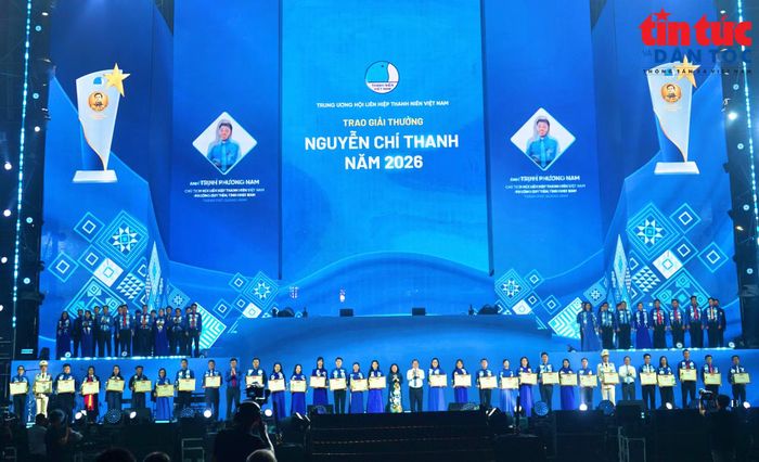 Trao giải thưởng Nguyễn Chí Thanh cho các cán bộ Hội tiêu biểu, xuất sắc cấp Trung ương.