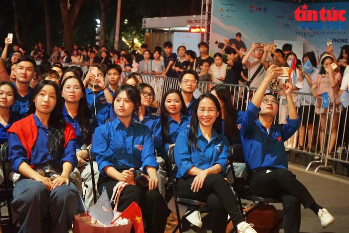 Người dân và các hội viên, thanh niên hào hứng tham dự chương trình.