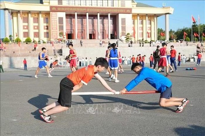 Môn thể thao truyền thống đẩy gậy của Lai Châu được biểu diễn tại lễ phát động. Ảnh: Nguyễn Oanh/TTXVN