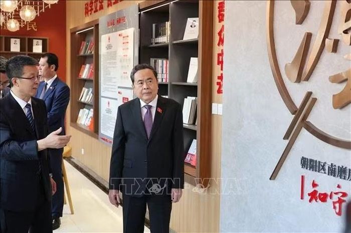 Chủ tịch Quốc hội Trần Thanh Mẫn và đoàn đại biểu cấp cao Việt Nam thăm, khảo sát điểm liên lạc lập pháp Nam Ma Phòng ở quận Triều Dương. Ảnh: Quang Hưng/PV TTXVN tại Trung Quốc.