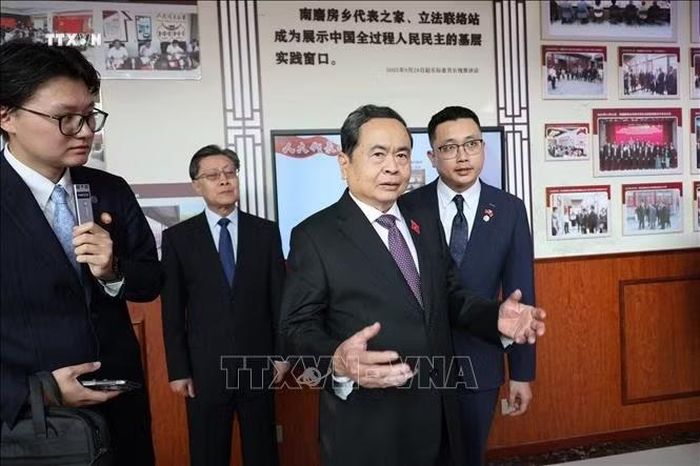 Chủ tịch Quốc hội Trần Thanh Mẫn trao đổi cách làm sáng tạo trong việc lắng nghe ý kiến quần chúng nhân dân đóng góp vào các dự thảo văn bản pháp luật. Ảnh: Quang Hưng/PV TTXVN tại Trung Quốc