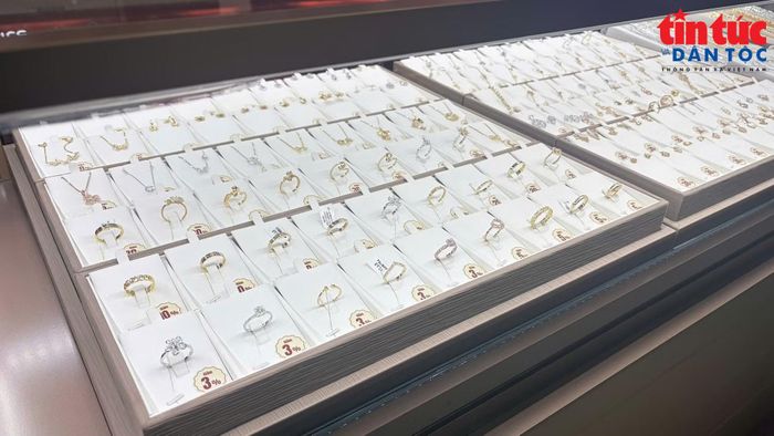 Các mẫu vàng nhẫn được bày bán tại cửa hàng vàng ở trung tâm thương mại.