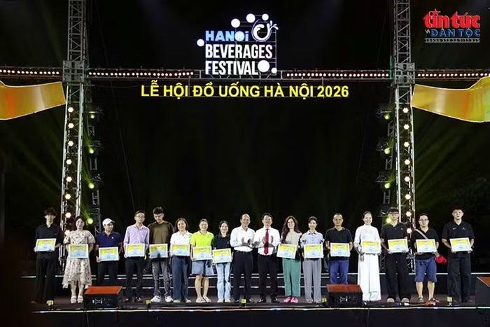 Ban Tổ chức trao giấy chứng nhận cho các đơn vị tham gia Lễ hội Đồ uống Hà Nội 2026.