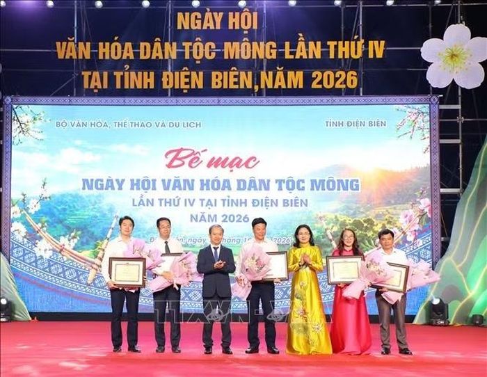 Thứ trưởng Bộ Văn hóa Thể thao và Du lịch tặng Bằng khen cho các cá nhân có thành tích xuất sắc trong ngày hội. Ảnh: Phan Quân/TTXVN