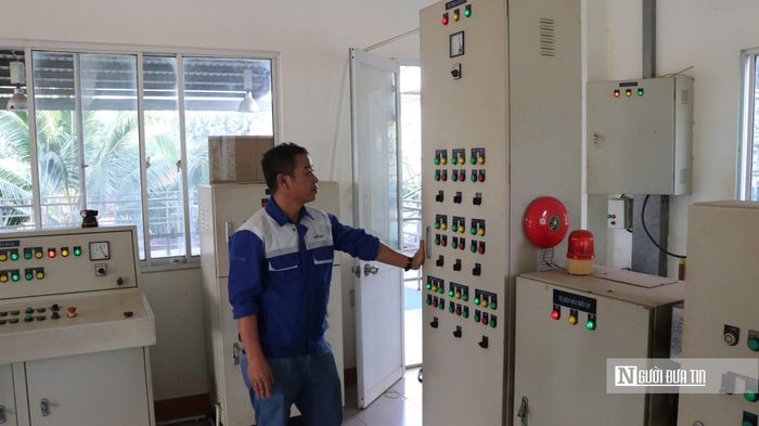 Nhân viên Công ty CP Cấp thoát nước Bình Phước vận hành hệ thống xử lý nước.