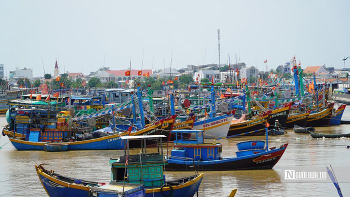 Tàu thuyền neo đậu ở khu vực Phan Thiết.
