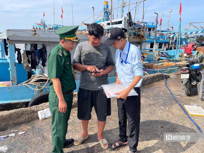 Các đơn vị hỗ trợ ngư dân sử dụng hệ thống eCDT trên điện thoại.