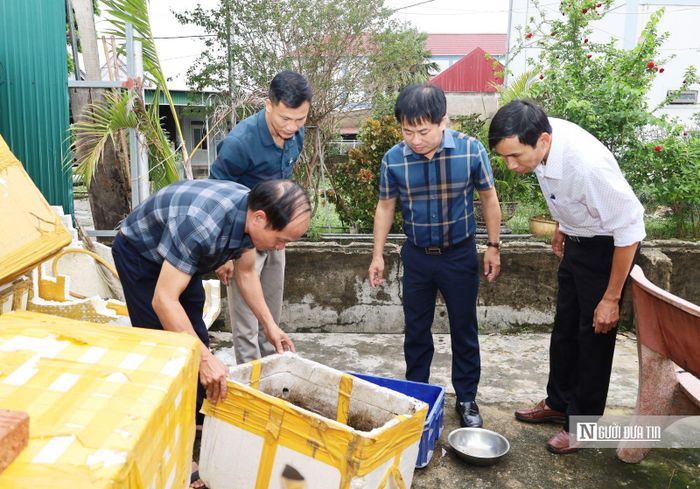 Để hạn chế dịch, các gia đình cần chủ động loại bỏ các vật dụng đọng nước, vệ sinh khu vực sinh sống và duy trì các biện pháp diệt muỗi, diệt bọ gậy hằng tuần. Ảnh Nhật Thắng.