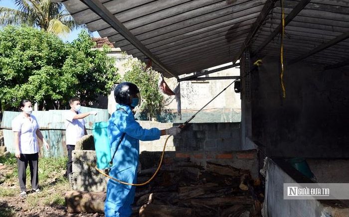 Ngành y tế phun hoá chất diệt muỗi ở các gia đình có bệnh nhân sốt xuất huyết. Ảnh Nhật Thắng.