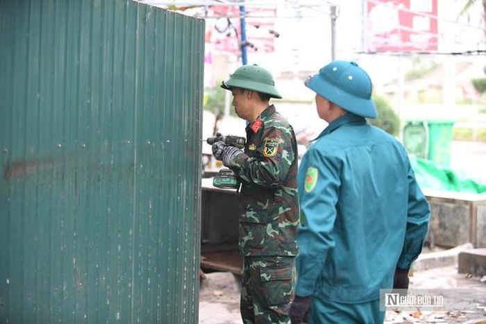 Các lực lượng tham gia giúp đỡ người dân trong quá trình tháo dỡ hàng quán.