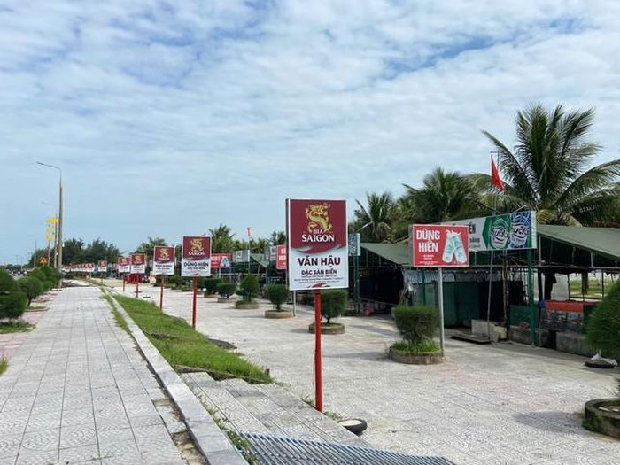 Dãy nhà hàng kéo dài gần 1km dọc bờ biển Nhật Lệ.