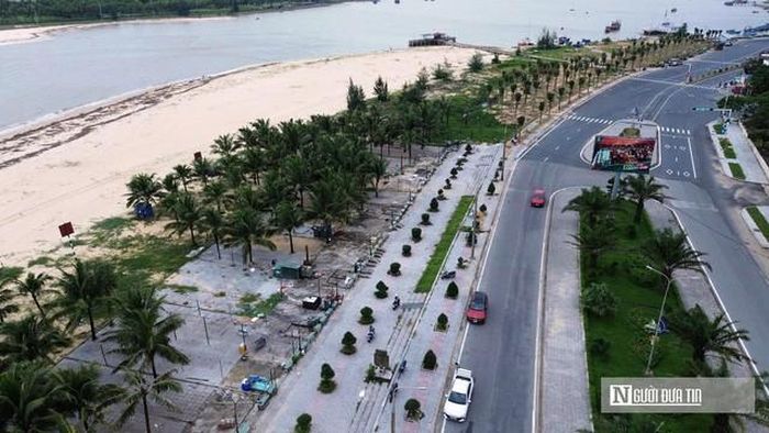 Sau khi hàng quán được tháo dỡ, từ đường Trương Pháp, người dân có thể ngắm được dải bờ biển.