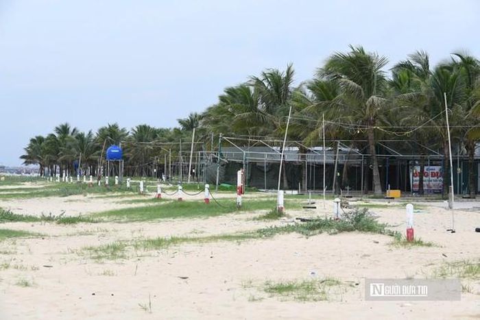 Với nhiều gia đình, đây không chỉ là việc di chuyển tài sản mà còn là sự kết thúc của một địa điểm buôn bán đã gắn bó trong thời gian dài.