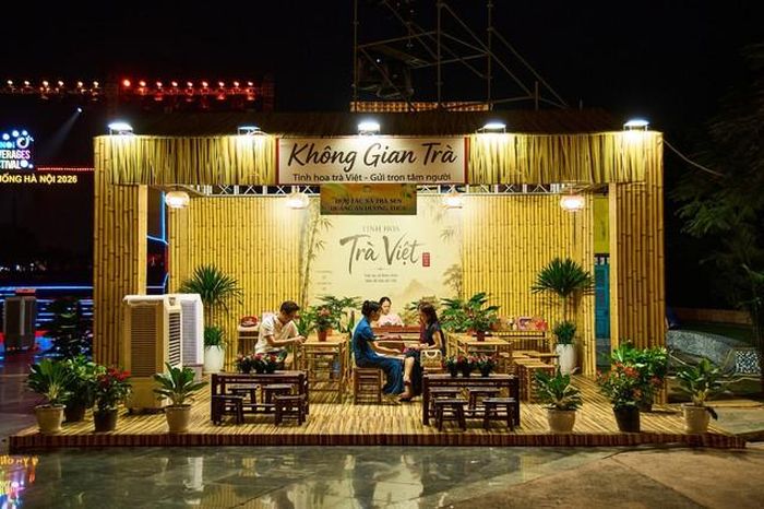 Không gian Trà "Tinh hoa trà Việt – Gửi trọn tâm người" tái hiện nét thưởng trà thanh tao của người Hà Nội.