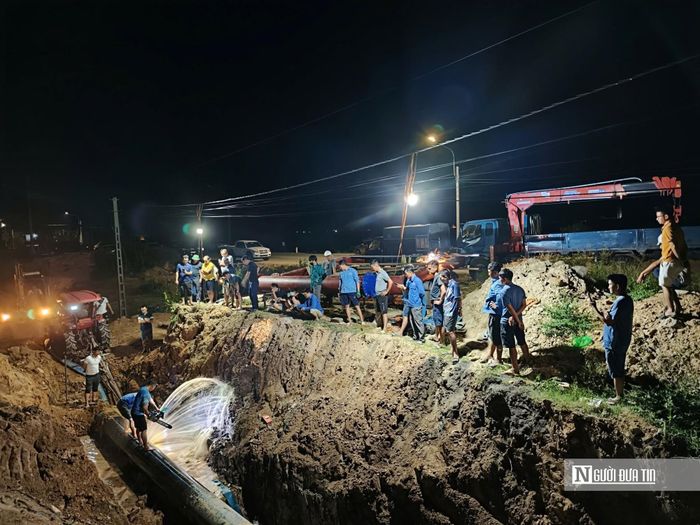 Công ty Cổ phần Cấp nước Hà Tĩnh triển khai lắp đặt hệ thống nước sạch về phục vụ người dân.