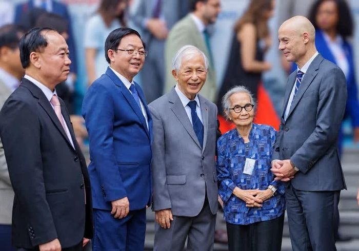 Đại sứ Pháp tại Việt Nam Didier Le Bret cùng Phó Thủ tướng Chính phủ Hồ Quốc Dũng và Bí thư Tỉnh uỷ Gia Lai Thái Đại Ngọc chụp ảnh lưu niệm cùng vợ chồng GS Trần Thanh Vân và GS Lê Kim Ngọc.