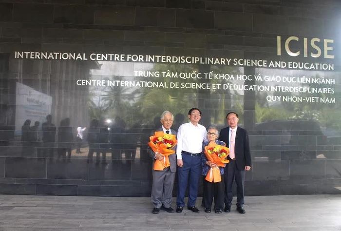 Phó Thủ tướng Hồ Quốc Dũng và Bí thư Tỉnh ủy Gia Lai Thái Đại Ngọc tặng hoa tri ân vợ chồng GS Trần Thanh Vân và GS Lê Kim Ngọc.