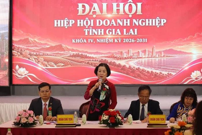Đoàn chủ tịch điều hành đại hội.
