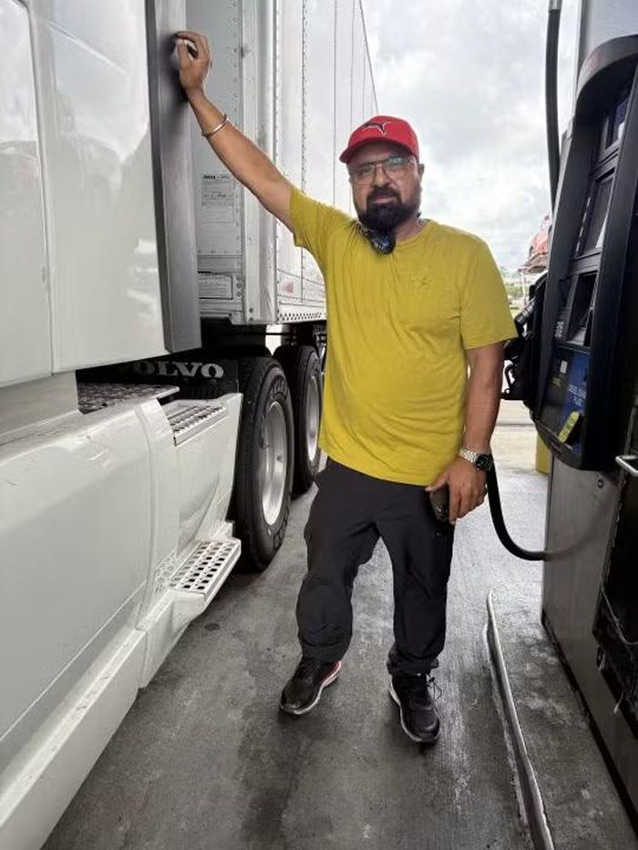 Amandeep Singh, người lái xe tải chở nước ngọt từ Houston đến Mississippi, cho biết cuộc sống của một tài xế xe tải ngày càng khó khăn hơn. Ảnh: WSJ.