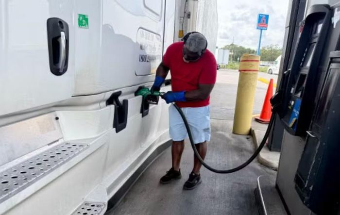 Kevin Smith đã đổ xăng cho xe tải của mình tại trạm dừng chân Flying J ở Orange, Texas. Ảnh: WSJ.