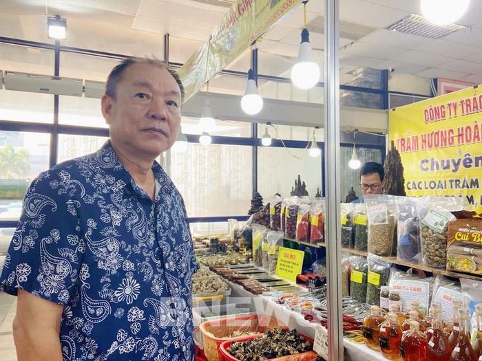 Ông Quang - Khách hàng tìm mua sản phẩm OCOP tại hội chợ. Ảnh: Phương Thảo