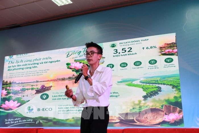 Tác giả trình bày dự án tại vòng chung kết. Ảnh: Hồng Thái - TTXVN