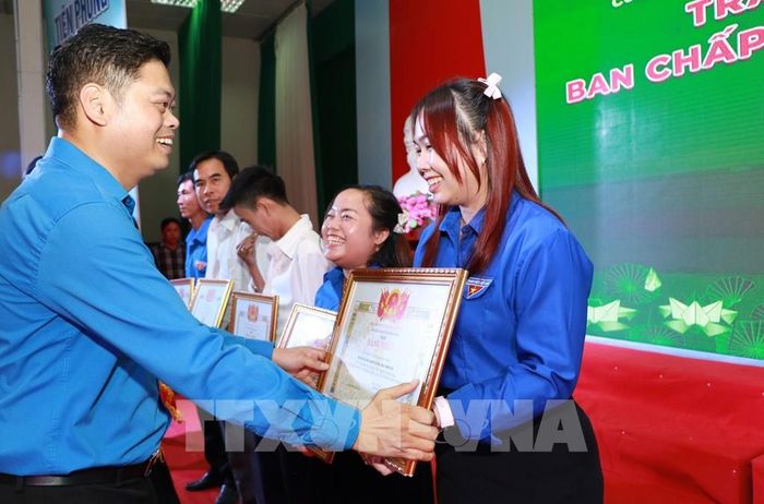 Anh Lê Hoàng Quyết, Bí thư Tỉnh đoàn Đồng Tháp, trao bằng khen của Ban Chấp hành Tỉnh đoàn cho các tác giả, nhóm tác giả có dự án vào chung kết cuộc thi. Ảnh: Hồng Thái - TTXVN