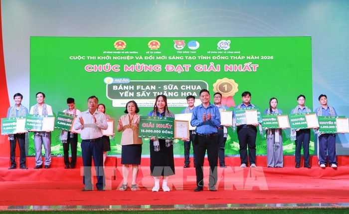 Đại diện nhóm tác giả dự án Bánh flan – sữa chua yến sấy thăng hoa nhận giải Nhất cuộc thi. Ảnh: Hồng Thái - TTXVN