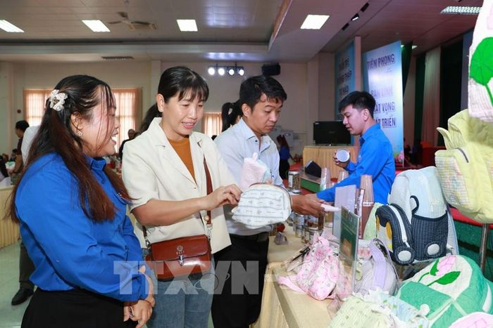 Đại biểu tìm hiểu sản phẩm khởi nghiệp. Ảnh: Hồng Thái - TTXVN