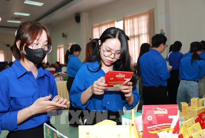 Đoàn viên, thanh niên tìm hiểu sản phẩm khởi nghiệp tại vòng chung kết. Ảnh: Hồng Thái - TTXVN