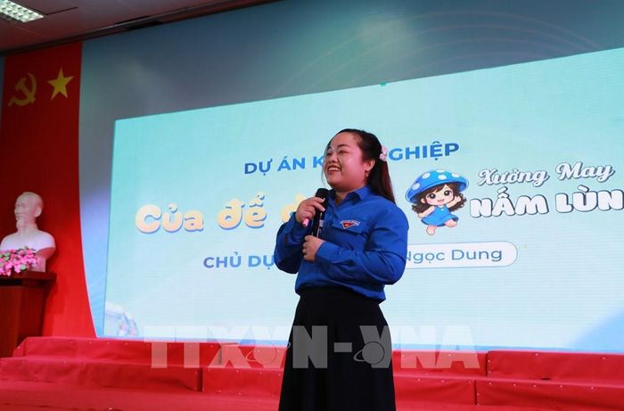 Tác giả trình bày dự án tại vòng chung kết. Ảnh: Hồng Thái - TTXVN