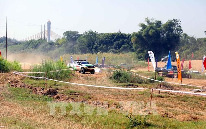 Các vận động viên thi đấu ở nội dung đua xe ô tô địa hình. Ảnh: Quang Cường - TTXVN