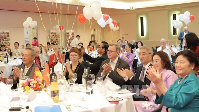 Phó Chủ tịch Quốc hội Liên bang Đức, Bodo Ramelow, Đại sứ Nguyễn Đắc Thành và Phu nhân tham dự buổi lễ. Ảnh: Thu Hằng - PV TTXVN tại Đức 