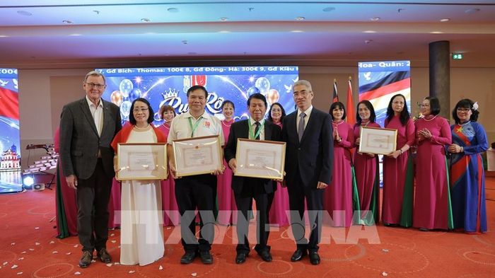 Đại sứ Nguyễn Đắc Thành tuyên dương ban lãnh đạo CLB Tháng Mười vì những đóng góp trong tuyên truyền quảng bá văn hoá Việt Nam tại CHLB Đức. Ảnh: Thu Hằng - PV TTXVN tại Đức 