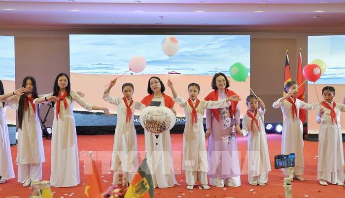 Bà Trương Thu Hương, Phu nhân Đại sứ, tham gia tiết mục múa cùng các cháu nhỏ. Ảnh: Thu Hằng - PV TTXVN tại Đức 