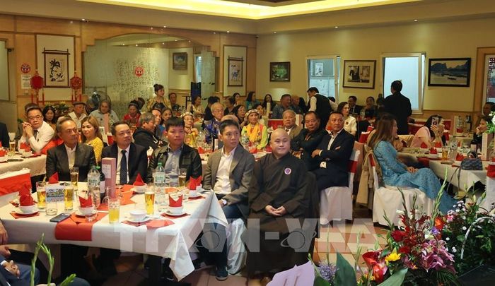 Buổi gặp mặt thu hút đông đảo bà con người Hà Nội và những người yêu mến Hà Nội. Ảnh: Thu Hằng - PV TTXVN tại Đức