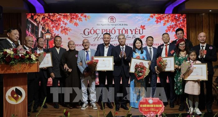 Đại sứ Nguyễn Đắc Thành tuyên dương Hội Người Hà Nội và năm thành viên Hội vì những đóng góp tích cực trong công tác xây dựng cộng đồng Người Việt tại CHLB Đức năm 2026. Ảnh: Thu Hằng - PV TTXVN tại Đức