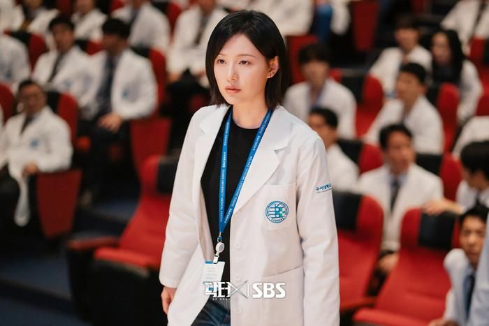 Với Kim Ji Won đảm nhận vai chính, Doctor X tiếp tục đánh dấu sự trở lại của nữ diễn viên trên màn ảnh nhỏ trong một hình tượng có chuyên môn đặc biệt.