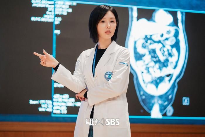 Tác phẩm Doctor X xoay quanh Gye Soo Jung, nữ bác sĩ phẫu thuật thiên tài do Kim Ji Won thủ vai.