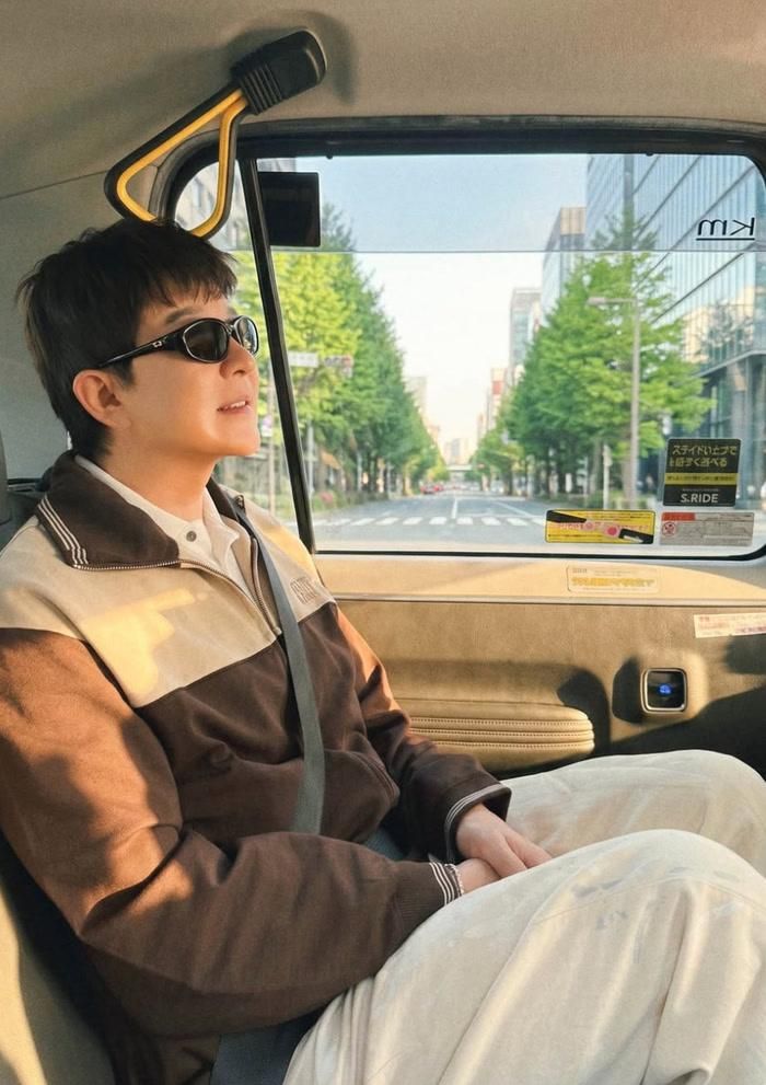 Shindong - thành viên nhóm nhạc đình đám Super Junior đăng tải loạt ảnh mới được chụp tại Tokyo, Nhật Bản.