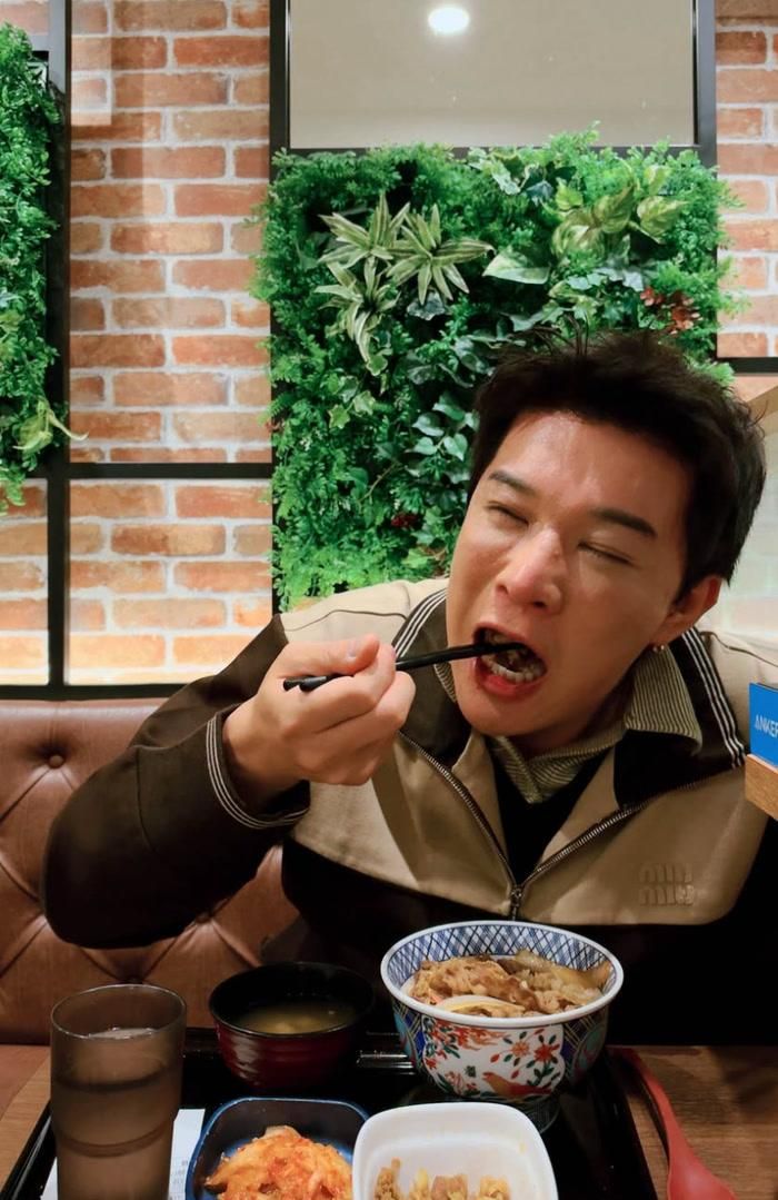 Shindong cũng chia sẻ những khoảnh khắc hài hước, gần gũi.