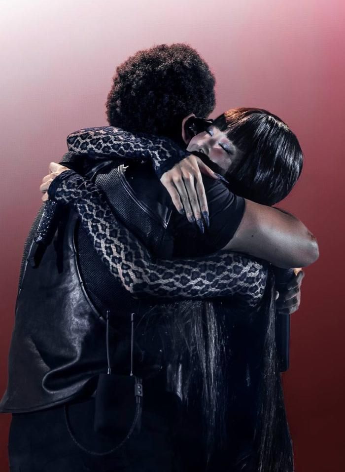 Khoảnh khắc Jennie và The Weeknd trao nhau cái ôm thân mật đã thu hút sự quan tâm.