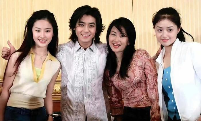 Lâm Chí Dĩnh, Lưu Diệc Phi, Tưởng Hân trong bức ảnh chụp cách đây hơn 20 năm. Ảnh: Sina